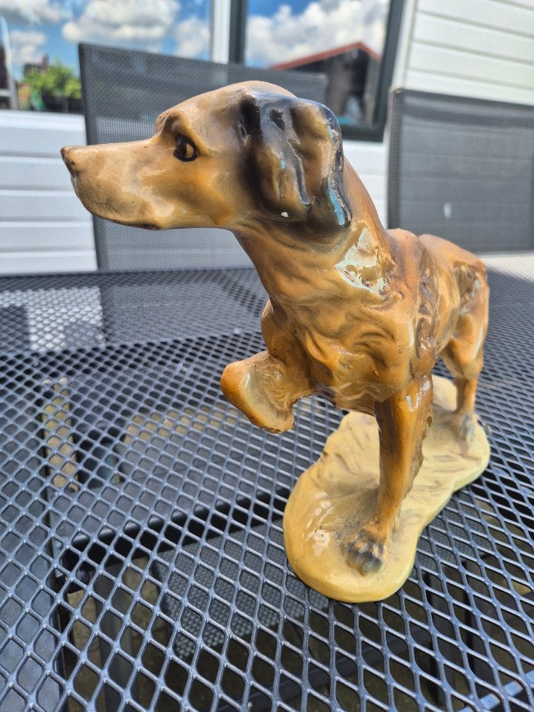 Groot porseleine brocante jachthond beeld op massieven voet., Antiek en Kunst, Ophalen of Verzenden