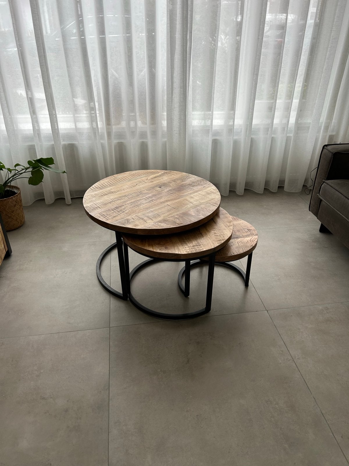 Set van 3 ronde salontafels van mangohout en metaal, Ophalen, Rond, 50 tot 100 cm, Zo goed als nieuw