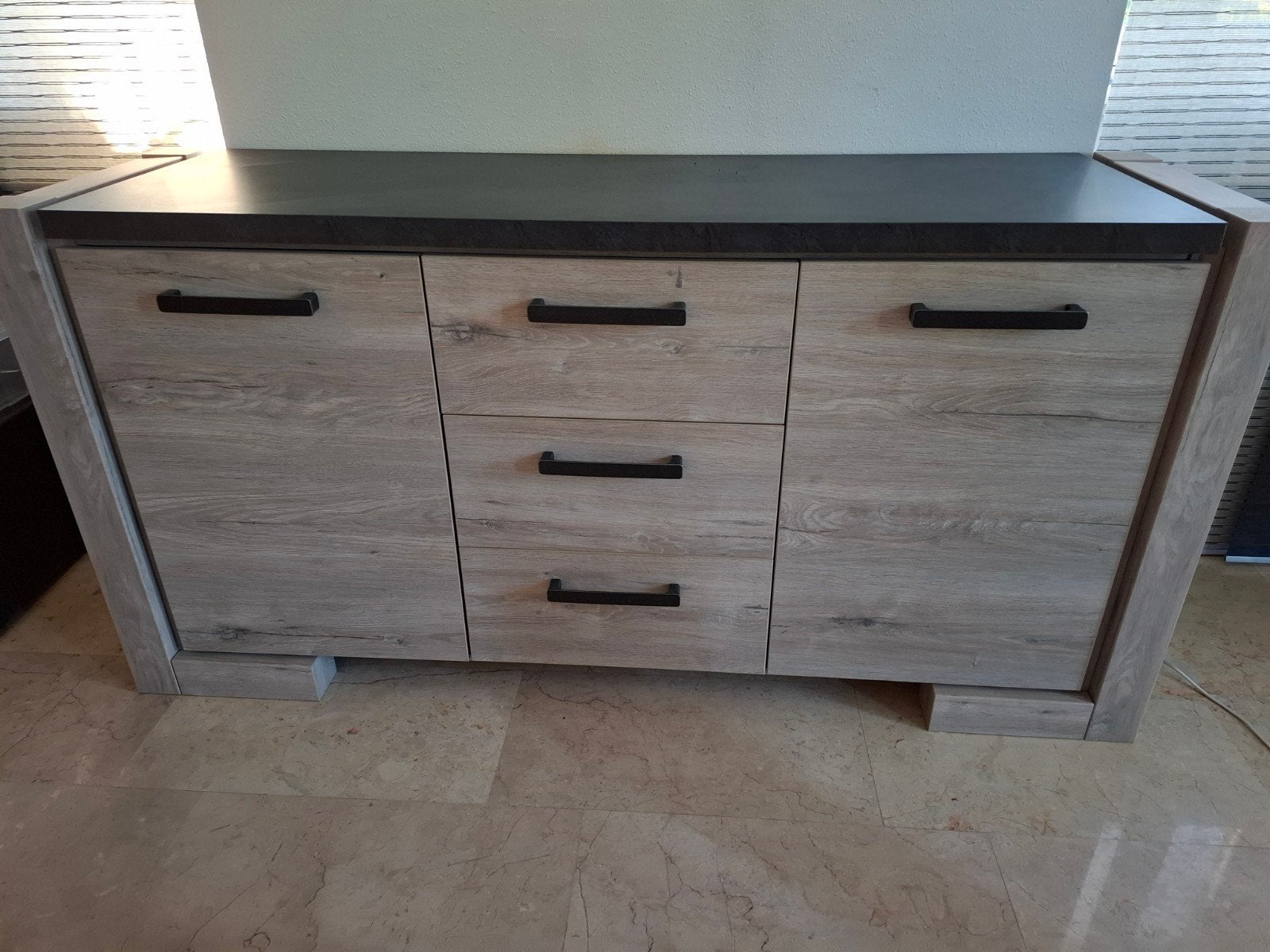 Moderne dressoir gemêleerd hout met donkergrijs bovenblad, Ophalen, Gebruikt, 150 tot 200 cm, Modern