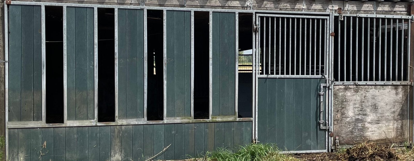 Voerwand voor paarden/paardenstal voorfront