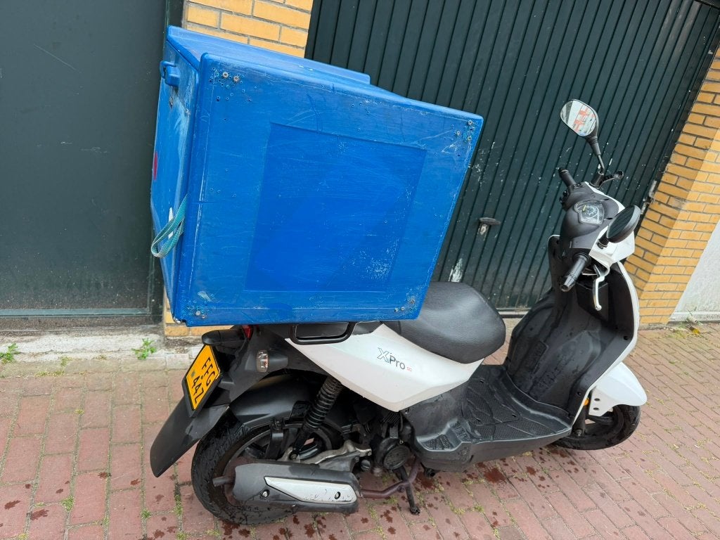Bezorgscooter sym xpro, Fietsen en Brommers, Elektrische fietsen, Zo goed als nieuw, Overige merken, 59 cm of meer, Ophalen