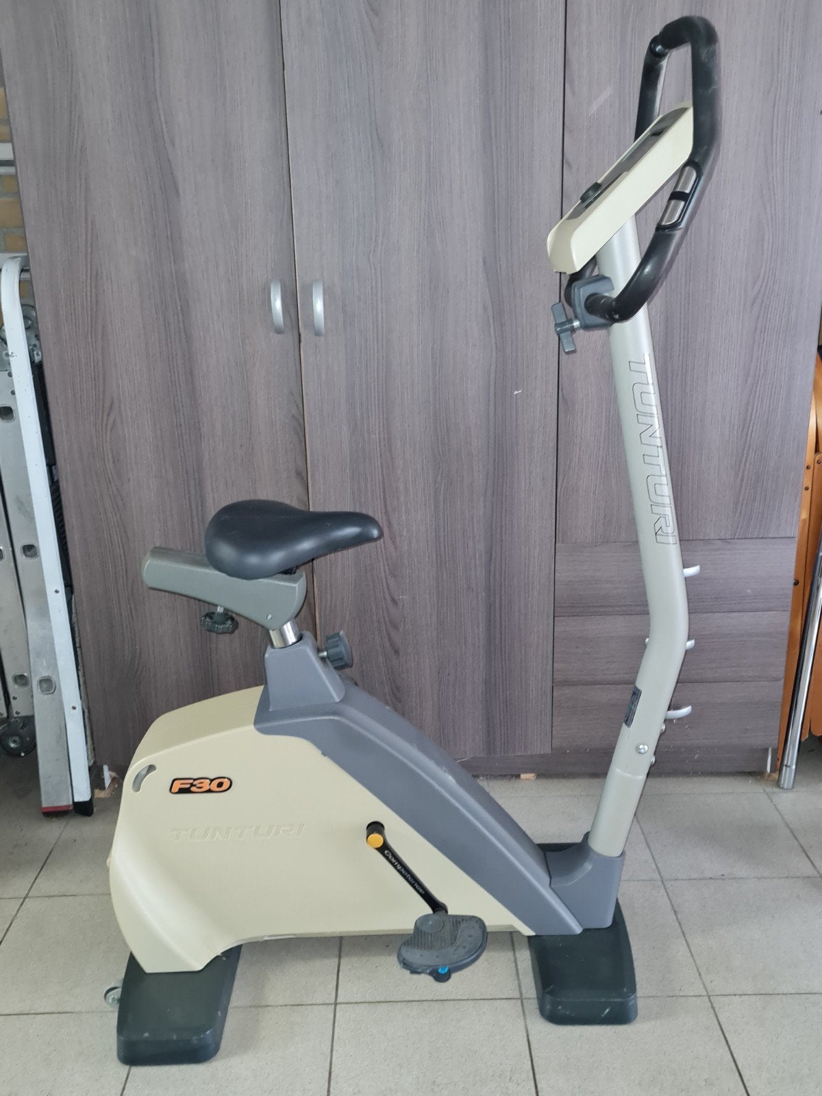 Tunturi F30 Hometrainer met handleiding, Ophalen, Gebruikt, Metaal, Benen