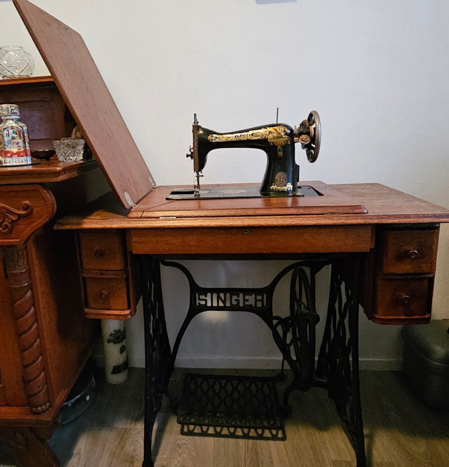 Antieke Singer Naaimachine met Houten Tafel en Pedaal, Ophalen