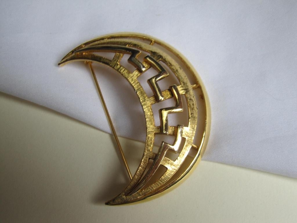 Broche /maan met meander motief, Verzenden, Zo goed als nieuw, Goud, Overige materialen
