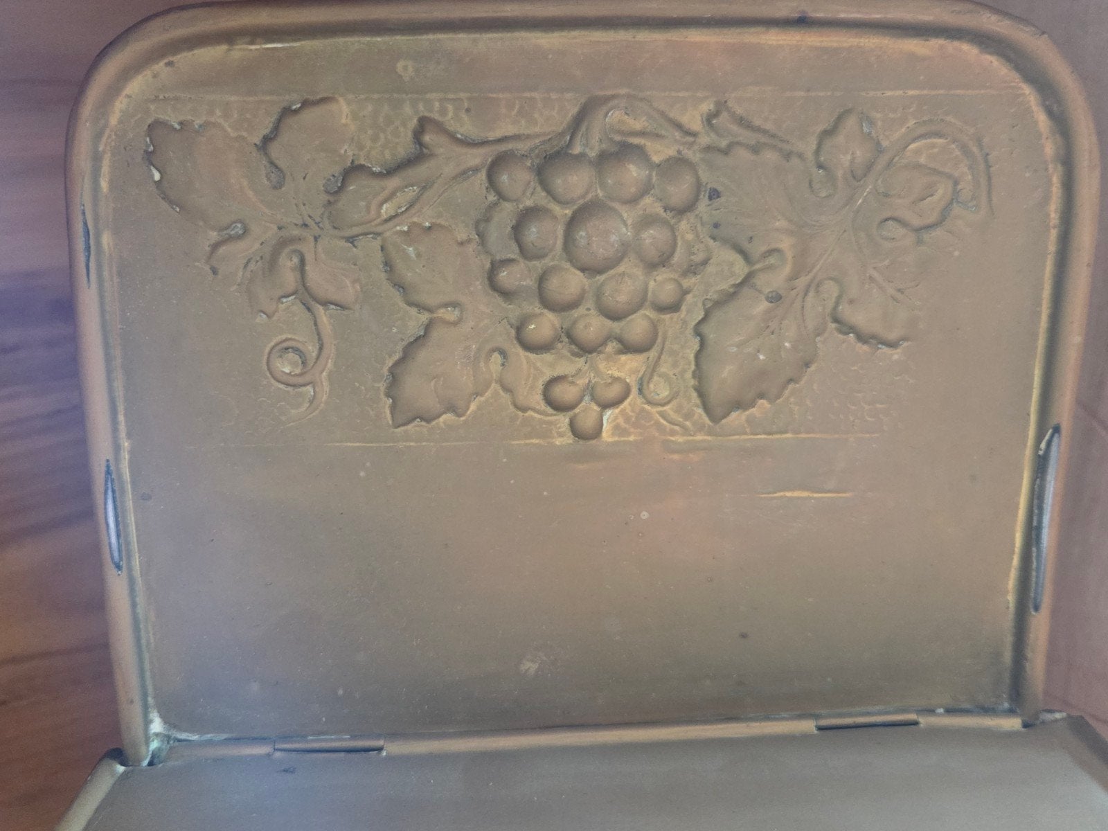 Antieke koperen doos met druivenreliëf, Ophalen of Verzenden, Koper