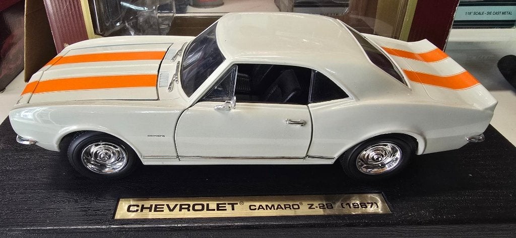 chevrolet camaro Z/28 1967 wit road legend met doos 1:18, Ophalen, Zo goed als nieuw, Auto, Overige merken