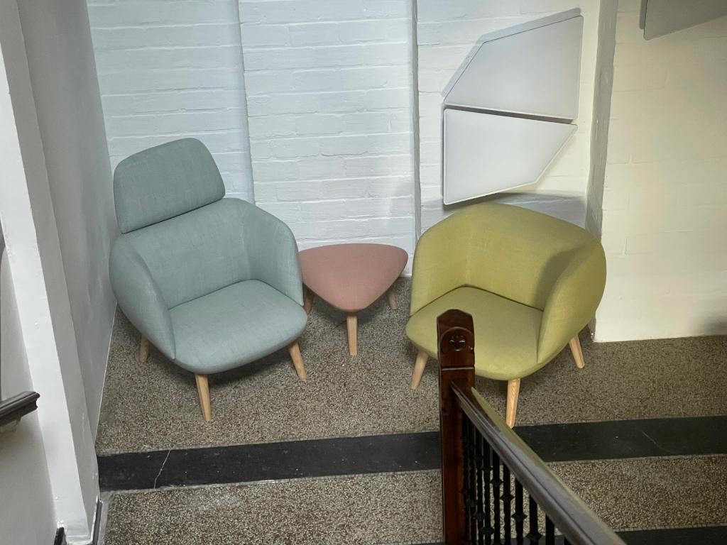 2 Vrolijke stoeltjes met pouffe, Huis en Inrichting, Fauteuils, Zo goed als nieuw, Stof, 75 tot 100 cm, 75 tot 100 cm, Ophalen