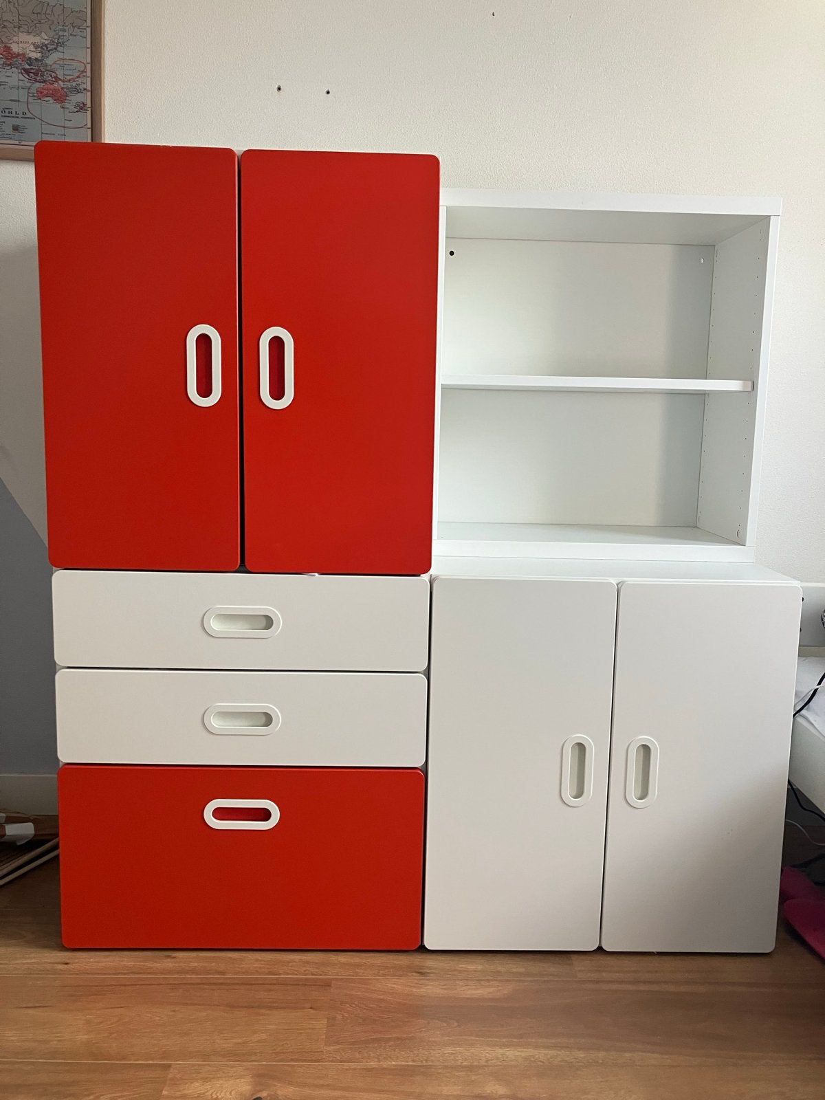 IKEA KALLAX kast met lades en deuren - rood/wit, Huis en Inrichting, Ophalen, Gebruikt, 100 tot 150 cm, Met lade(s)