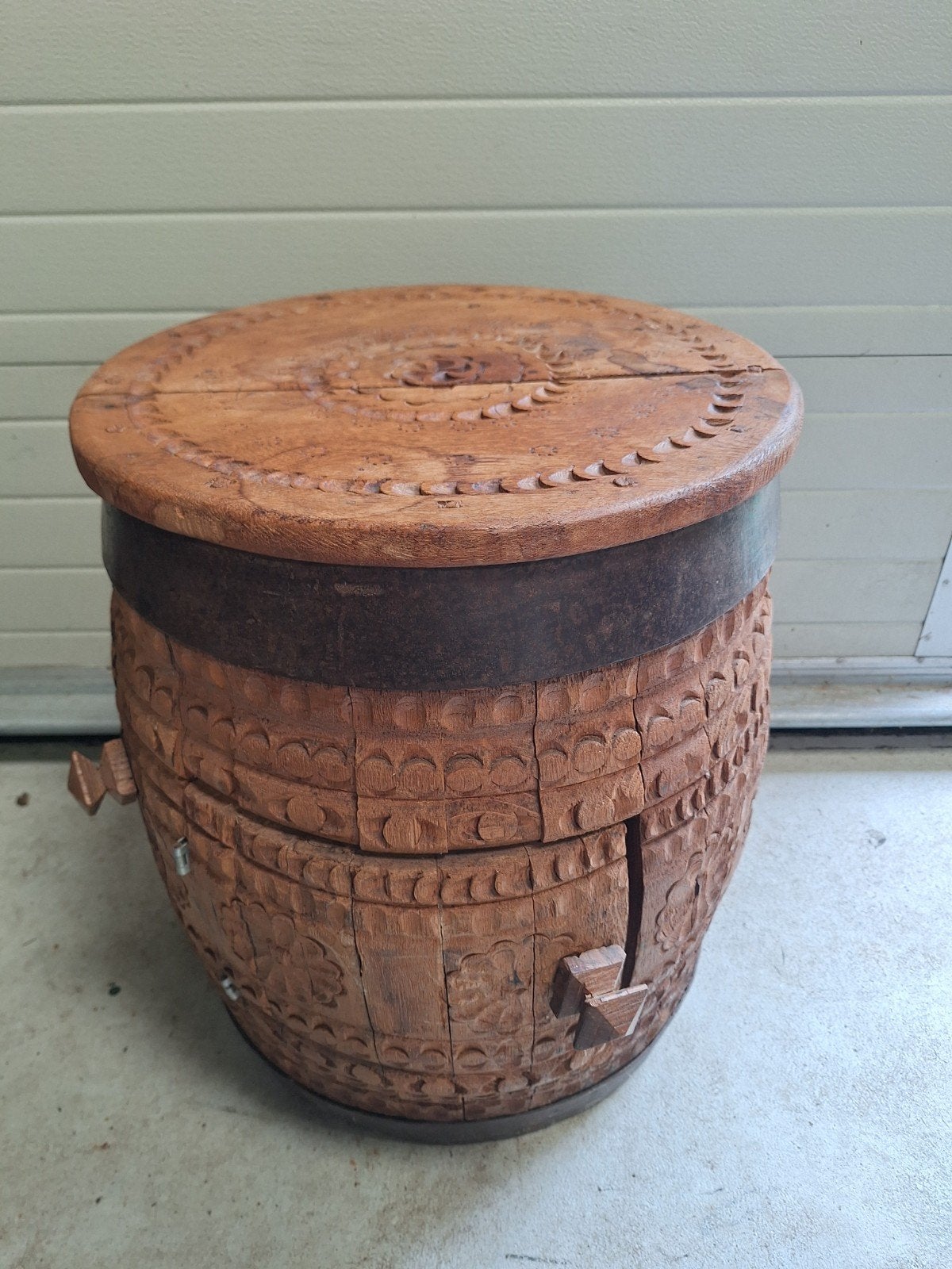 antieke bijzettafel wijnvat kastje met houtsnijwerk, Ophalen
