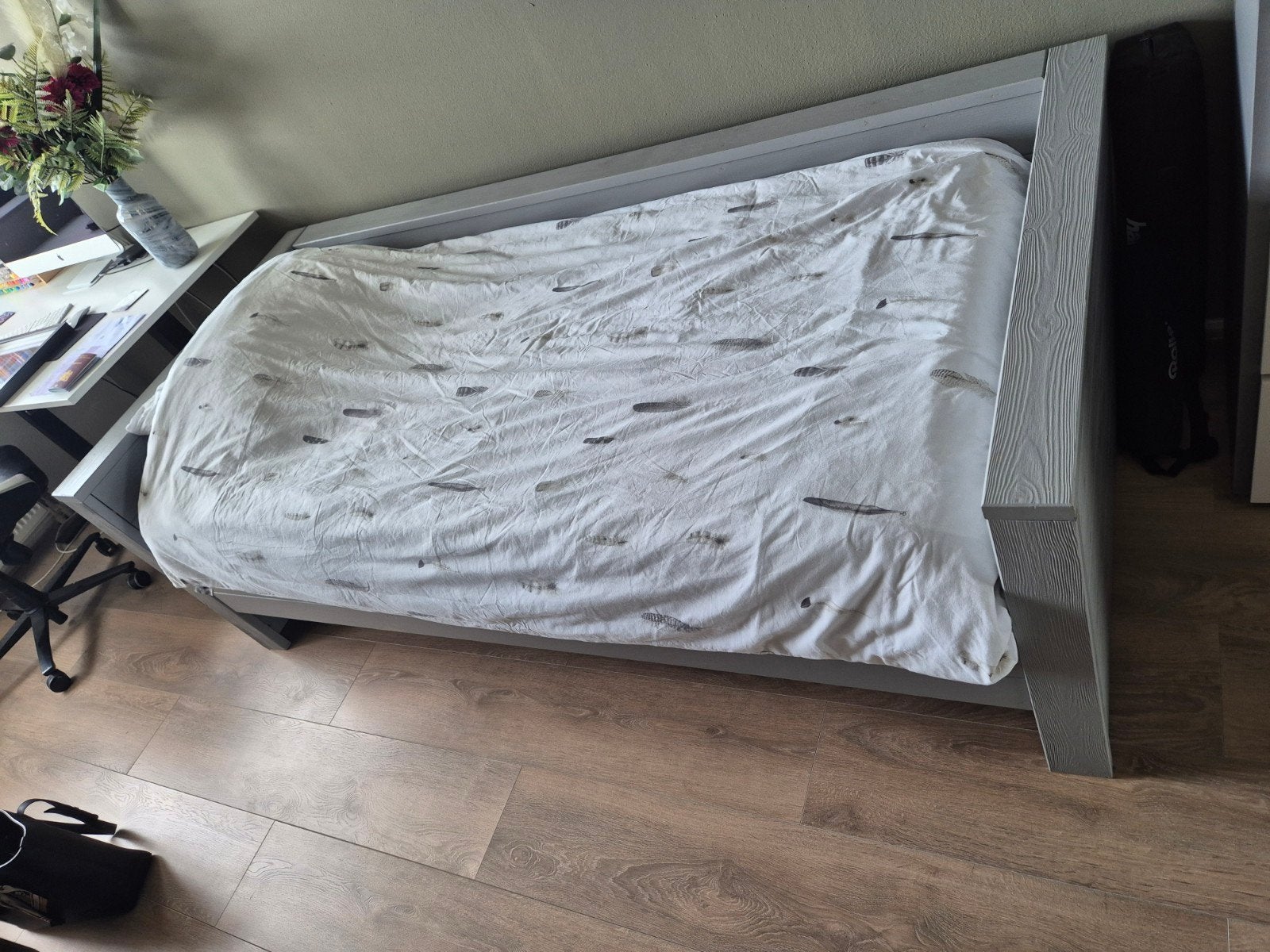 Grijs eenpersoonsbed met matras - Zo goed als nieuw, Ophalen, 90 cm, Eenpersoons, Zo goed als nieuw