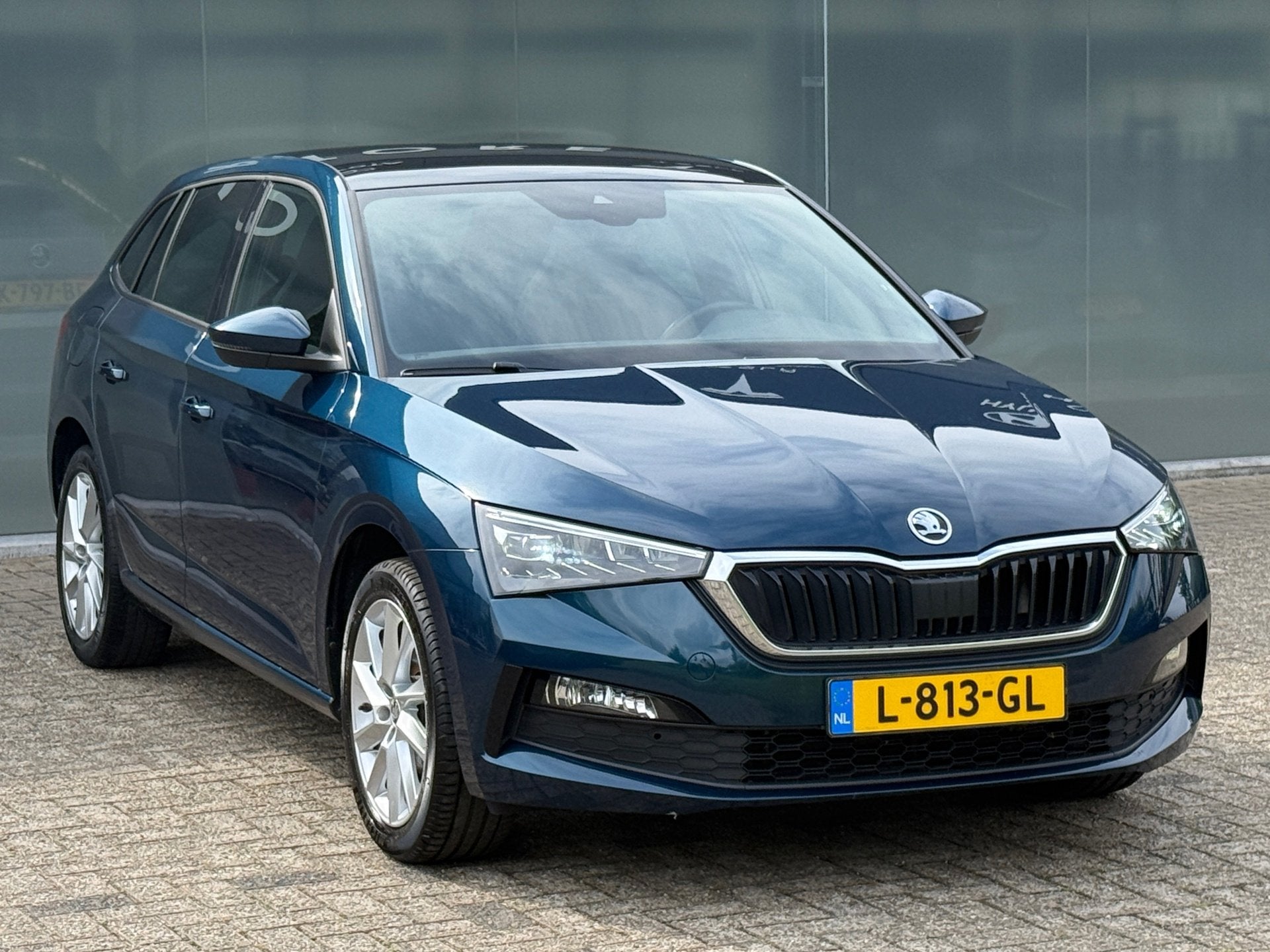 Skoda Scala 1.0 TSI 110PK DSG SPORT PANO|NAVI|CAMERA|CARPLAY, Gebruikt, Blauw, 620 kg, 49 €/maand
