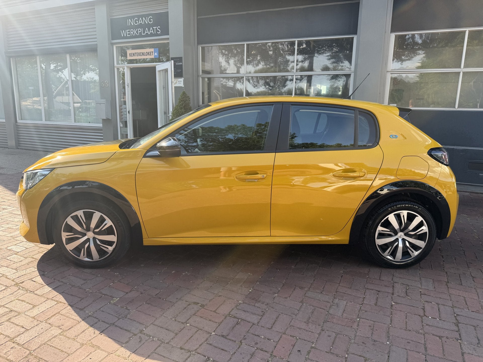 Peugeot e-208 EV Active 50 kWh Automaat Bj 2022 Km 70.000 De, Auto's, Peugeot, 136 pk, Gebruikt, Zwart, Leder en Stof