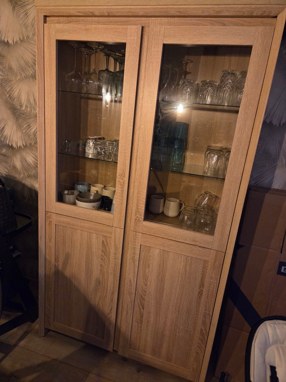 MOET VANDAAG WEG! Buffetkast met licht, Ophalen