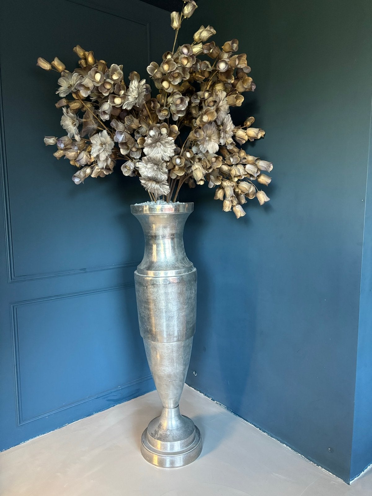 Grote zilverkleurige vloervaas met droogbloemen, Ophalen, Inclusief droogbloemen, 125 cm, Zo goed als nieuw