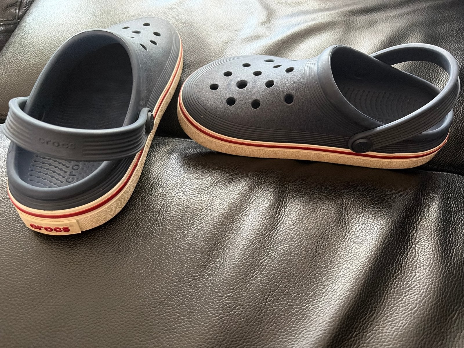 Crocs Klompen J3 - Donkerblauw met Rood/Wit Detail, Jongen of Meisje, Overige typen, Ophalen of Verzenden, Zo goed als nieuw