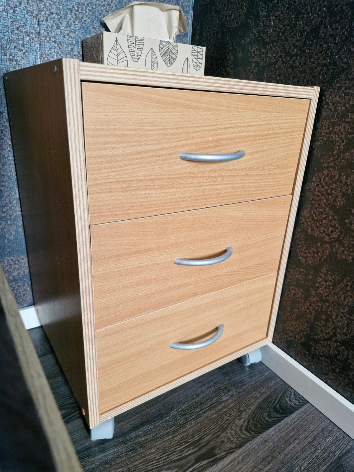 Nachtkastje met 3 laden op wieltjes, Huis en Inrichting, Slaapkamer | Nachtkastjes, Ophalen, Gebruikt, Minder dan 45 cm, 55 tot 70 cm