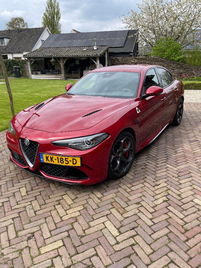 Alfa Romeo Giulia 2.9 V6 Quadrifoglio 2016 Rood, 510 pk, 4 stoelen, Origineel Nederlands, Handgeschakeld