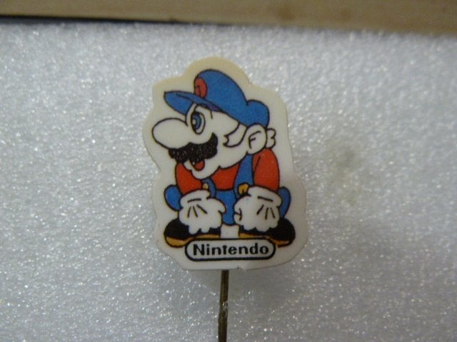 Vintage Nintendo Super Mario Bros. Pin, Ophalen of Verzenden, Zo goed als nieuw, Figuurtje, Speldje of Pin