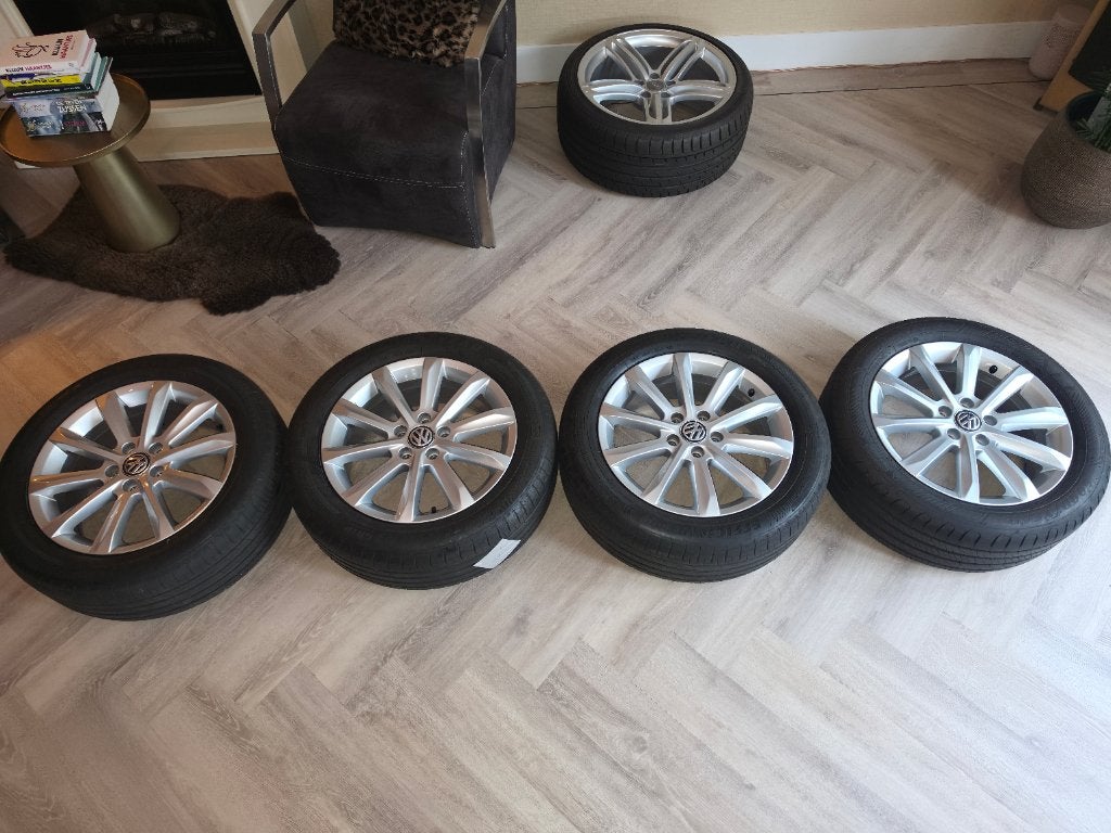 VAG velgen 17 inch Dijon met Goodyear Efficientgrip Perform2, Ophalen, Banden en Velgen, 17 inch, Personenwagen