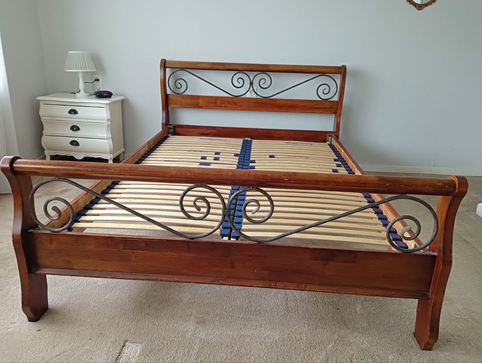 mooi houten tweepersoonsbed met smeedijzeren details, Huis en Inrichting, Slaapkamer | Bedden, Ophalen, Gebruikt, Vintage, Tweepersoons