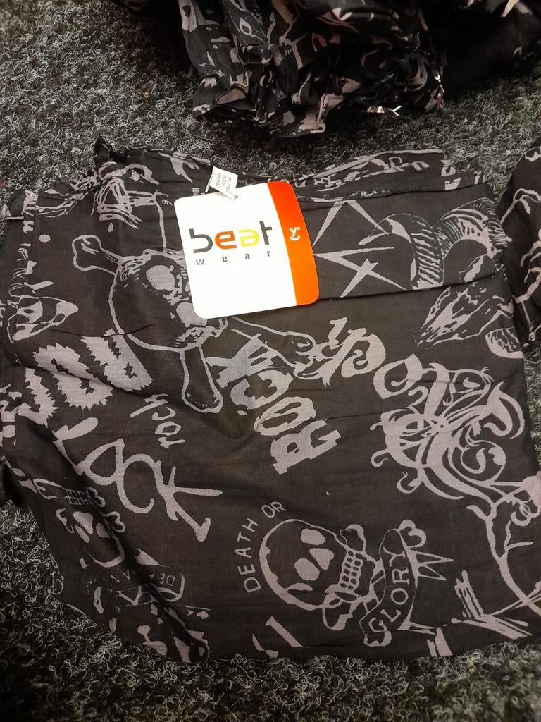 Partijtje Rock Sjaal met Doodskoppen en Tekst - Nieuw, Ophalen of Verzenden, Nieuw, Maat 46/48 (XL) of groter