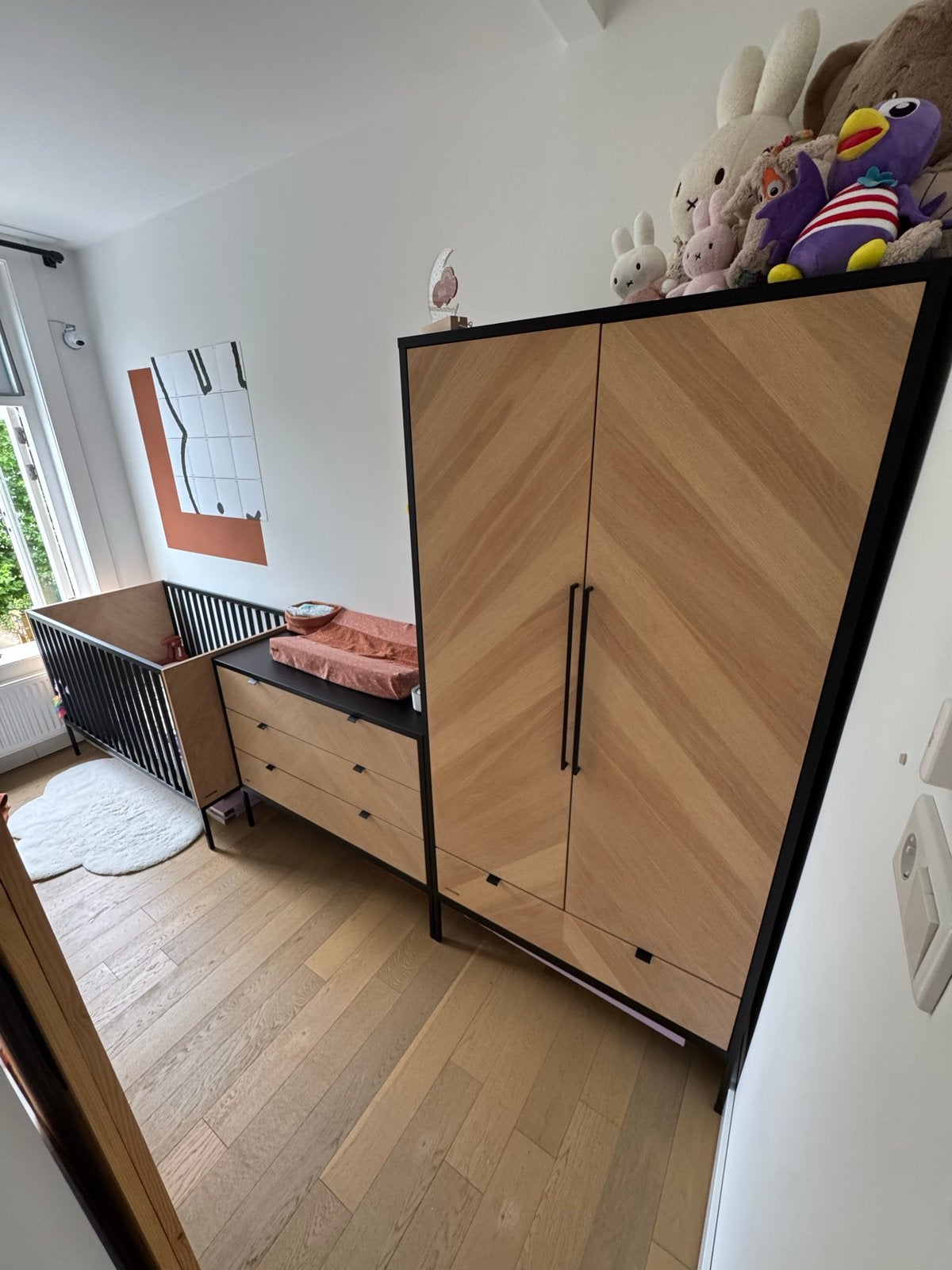 Kidsmill Vince Babykamer Zwart/Massief Eiken, Ophalen, Zo goed als nieuw, Jongetje of Meisje