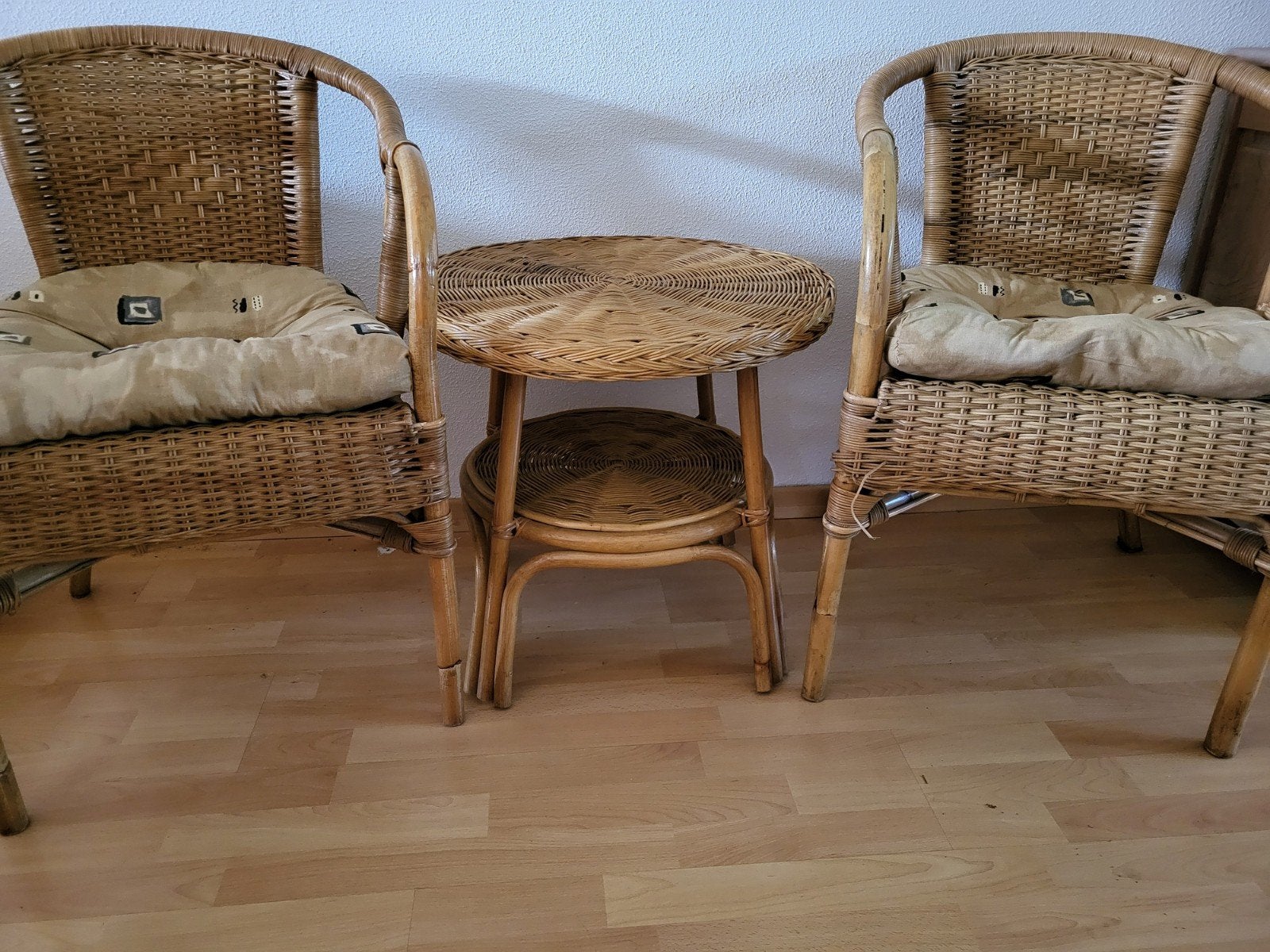 Rotan stoelen met bijzettafel - Set van 2, Huis en Inrichting, Stoelen, Gebruikt, Twee, Bruin, Stof