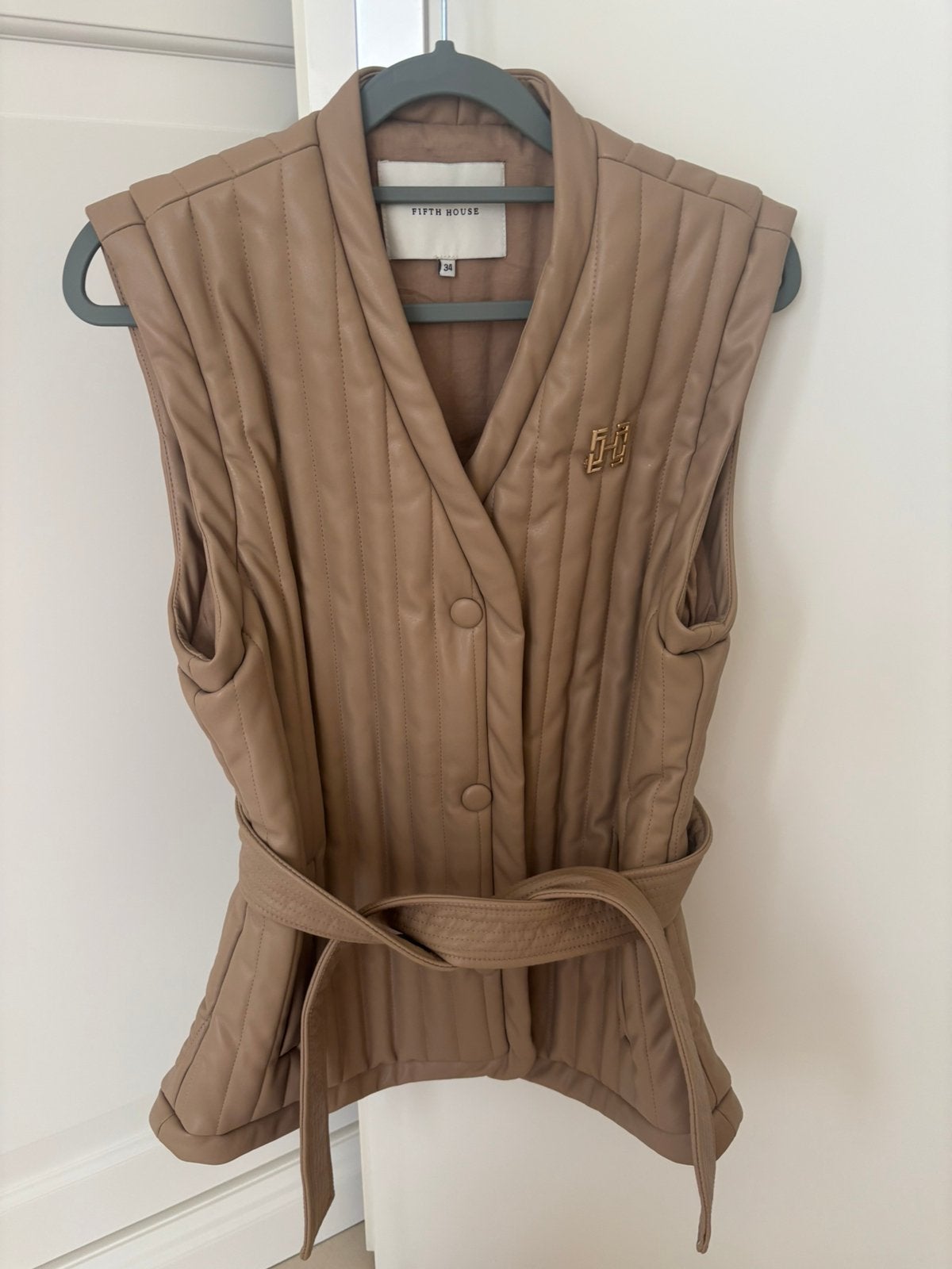 Nieuw beige leer look bodywarmer merk Fifth House maat 34, Kleding | Dames, Ophalen of Verzenden, Nieuw, Maat 34 (XS) of kleiner