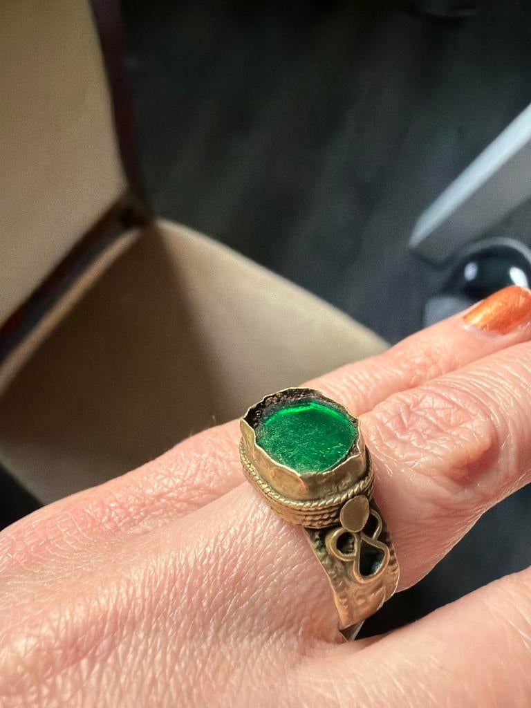 Spectaculaire Bodemvondst Ring met Groene binnen kant, Overige materialen, Gebruikt, Verzenden, Dame of Heer
