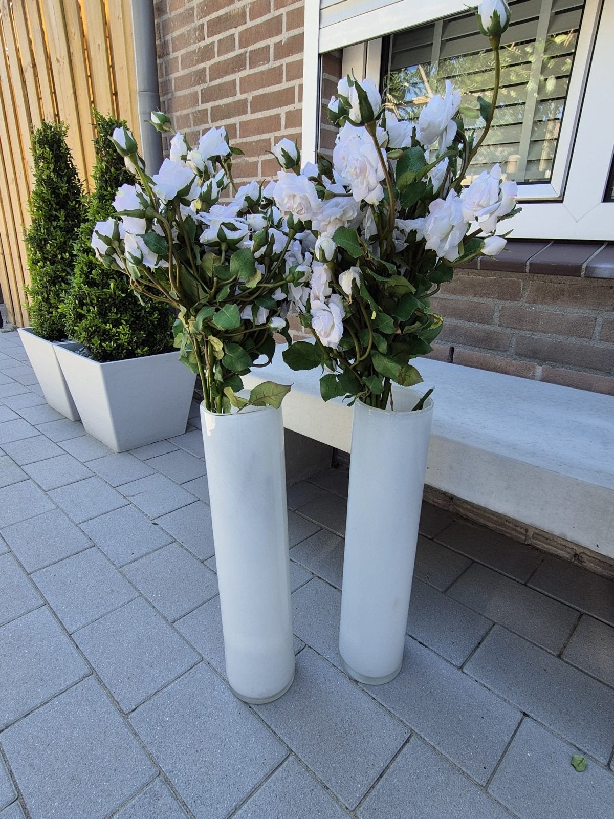 Twee witte vazen met witte kunstrozen, Huis en Inrichting, Woonaccessoires | Vazen, Ophalen, Wit, Geschikt voor buiten, 70 cm