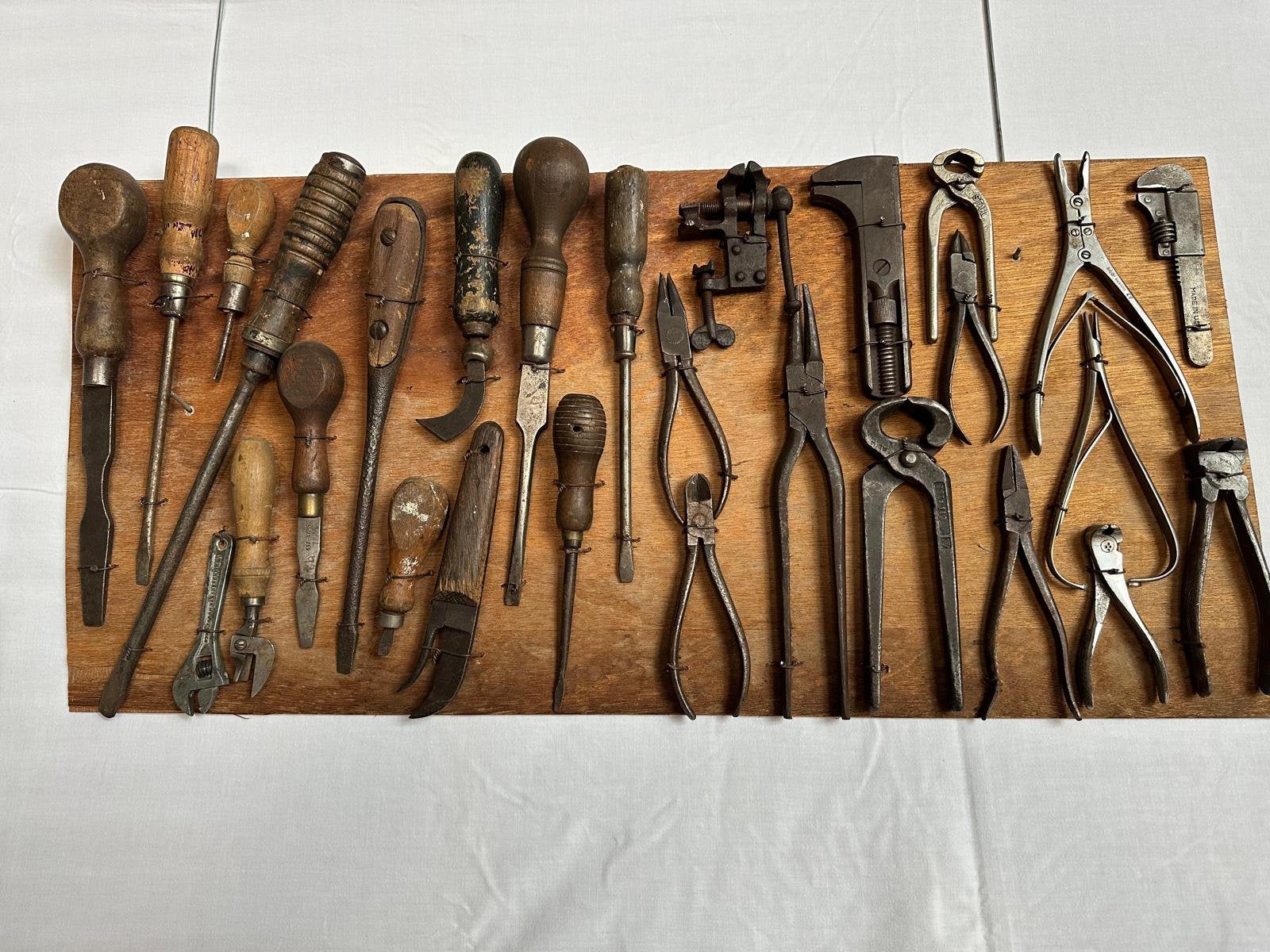 Handgereedschap 28 stuks op wandbord, Antiek en Kunst, Ophalen