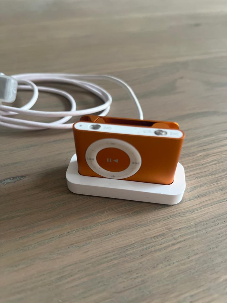 Apple iPod Shuffle 2e generatie oranje met dock, Audio, Tv en Foto, Mp3-spelers | Apple iPod, Gebruikt, Shuffle, Oranje, Minder dan 2 GB