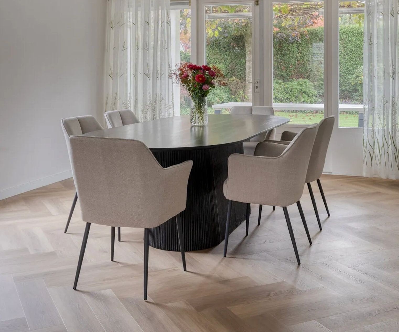 Grote Deense oval eettafel met 6 stoelen, Huis en Inrichting, 100 tot 150 cm, 200 cm of meer, Ophalen of Verzenden, Zo goed als nieuw