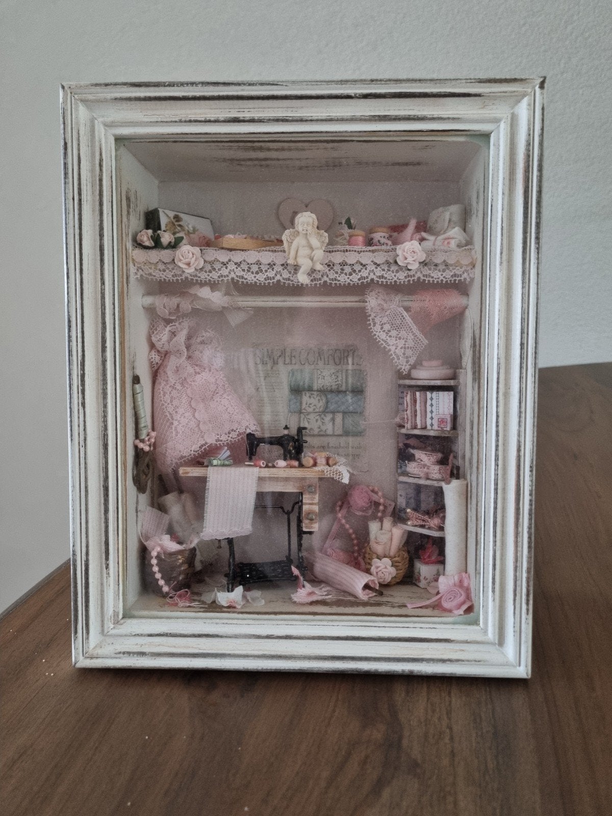 Miniatuur Naaiatelier in Lijst - Handgemaakt, Overige thema's, Meerkleurig, Zo goed als nieuw, Knutselwerk