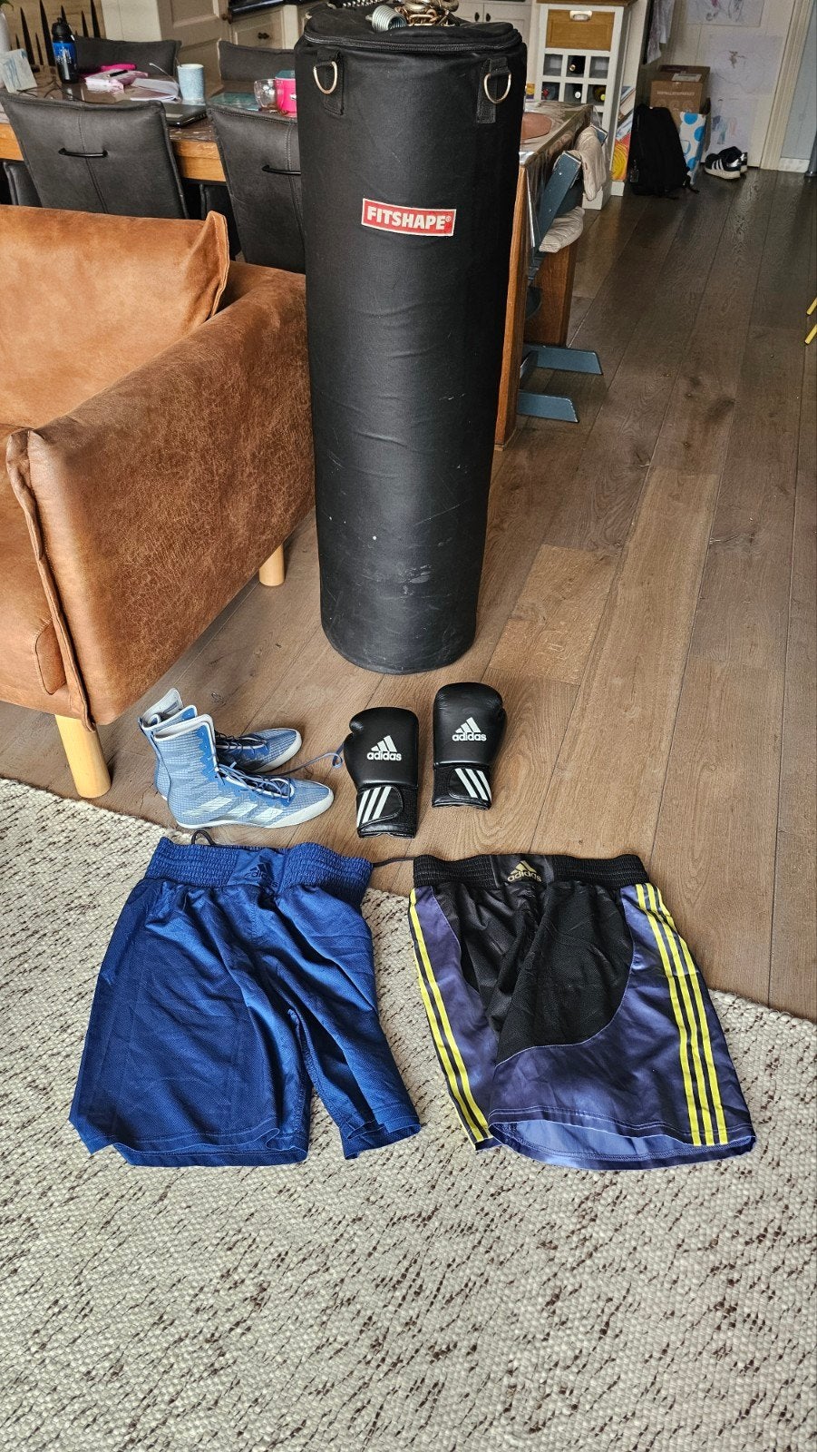 Bokszak, Adidas bokshandschoenen, boksschoenen en boksbroek, Ophalen, Zo goed als nieuw, Bokshandschoenen
