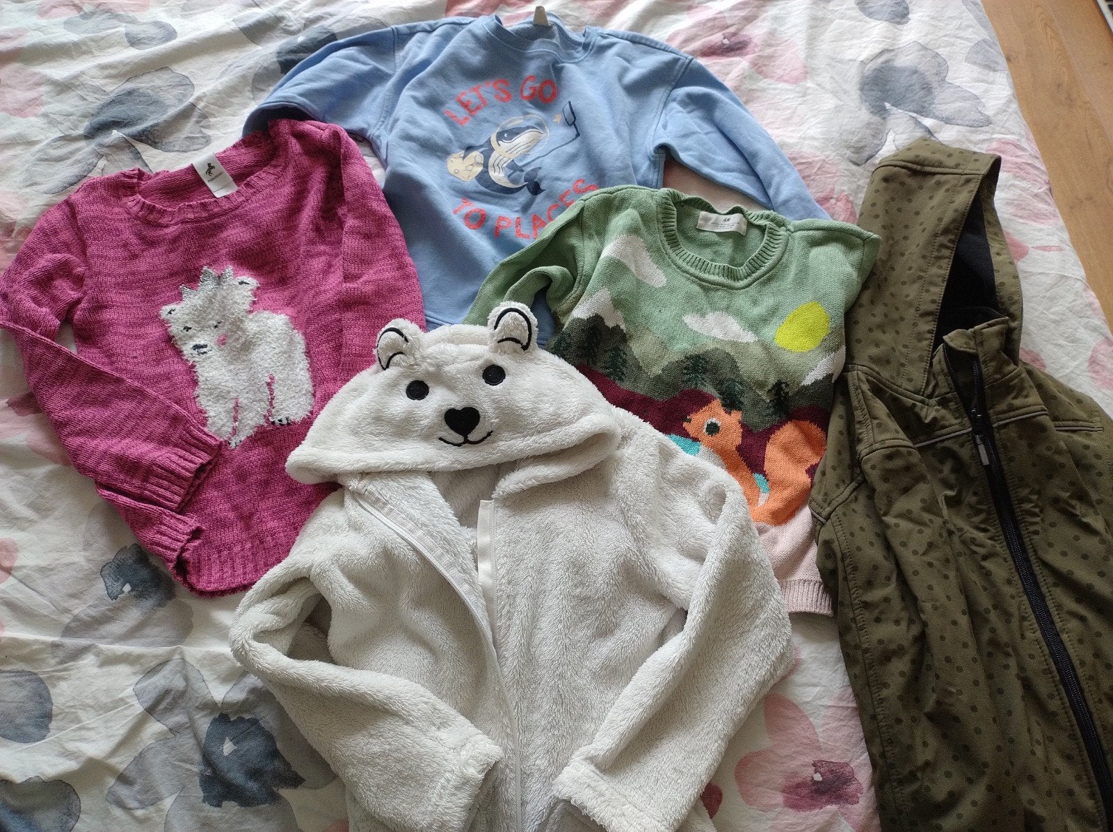 3 truien, 1 vest en een softshell jas 122/128, Kinderen en Baby's, Kinderkleding | Maat 122, Ophalen of Verzenden, Meisje, Trui of Vest