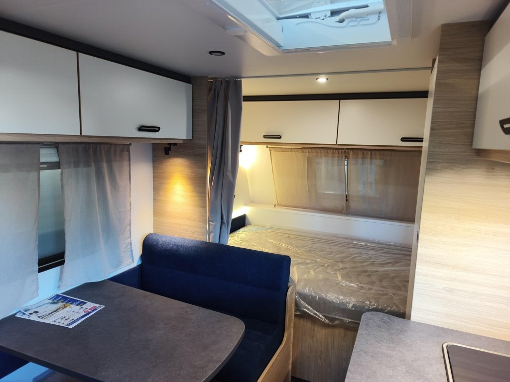 Caravelair Alba Family 466 EX HUUR JAAR 2026 VOORTENT, MOVER, Standaardzit, Dwarsbed, 5 tot 6 meter, Tot en met 6
