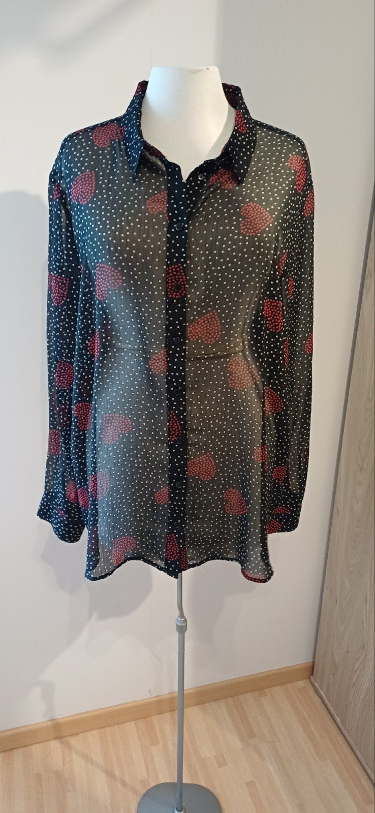 zwart witte blouse rode hartjes, lange mouw, maat +/_44, Kleding | Dames, Blouses en Tunieken, Ophalen of Verzenden, Zo goed als nieuw