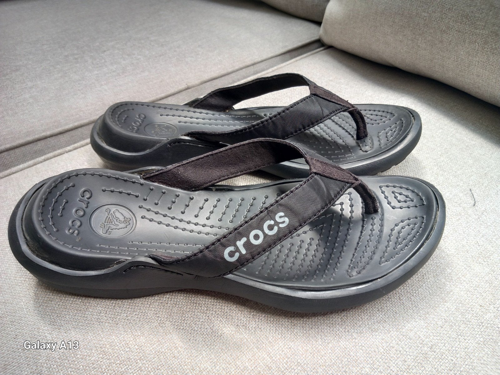 crocs  zwarte teenslippers maat 7 vallen als 37, Slippers, Zwart, Ophalen of Verzenden, Crocs