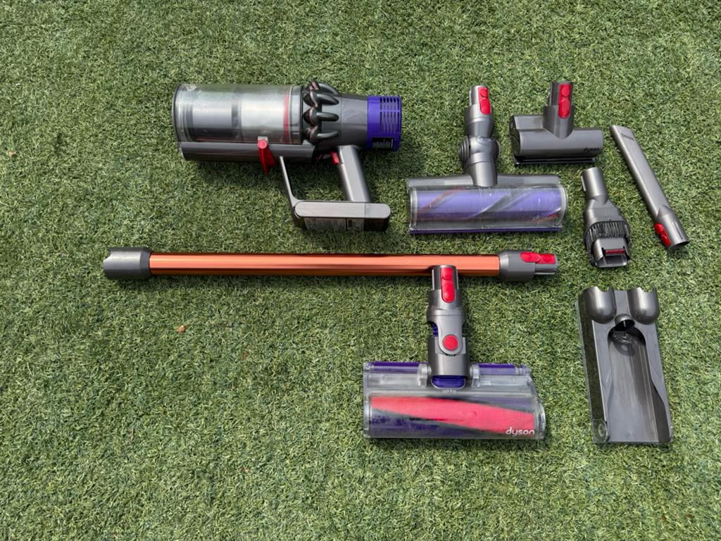 Dyson V10 Absolute steelstofzuiger, Witgoed en Apparatuur, Stofzuigers, Zo goed als nieuw, Steelstofzuiger, Dyson, Draadloos, Geschikt voor harde vloeren
