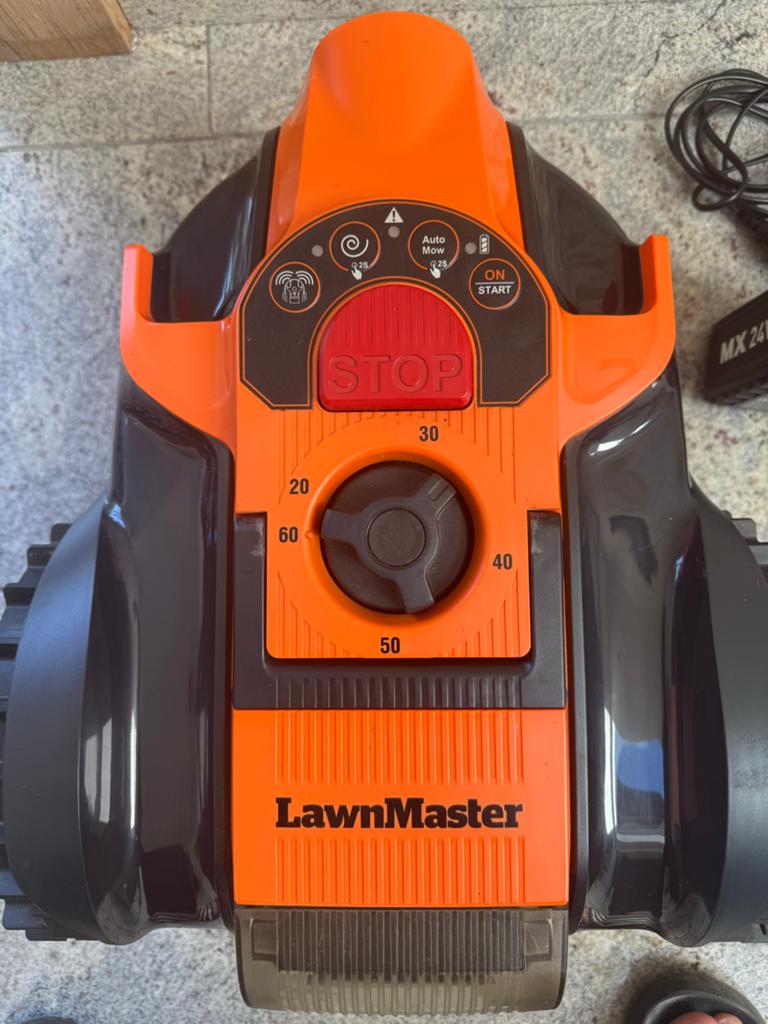 Lownmaster Robotmaaier - Automatisch en Efficiënt, Ophalen, Zo goed als nieuw, 20 tot 25 cm