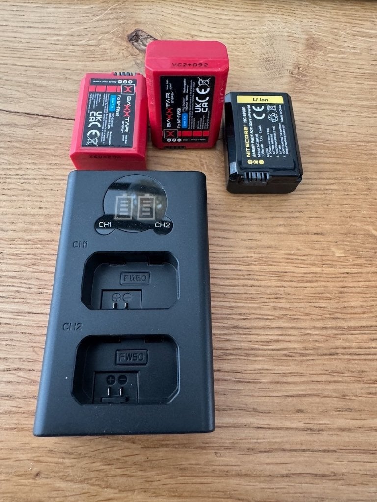 3 Sony NP-FW50 Batterijen incl. dual lader, Ophalen of Verzenden, Zo goed als nieuw, Oplaadbaar