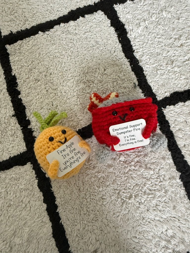Nieuw 2x rood geel Fine-Apple & Dumpster Fire funny knuffel, Kinderen en Baby's, Speelgoed | Knuffels en Pluche, Ophalen of Verzenden