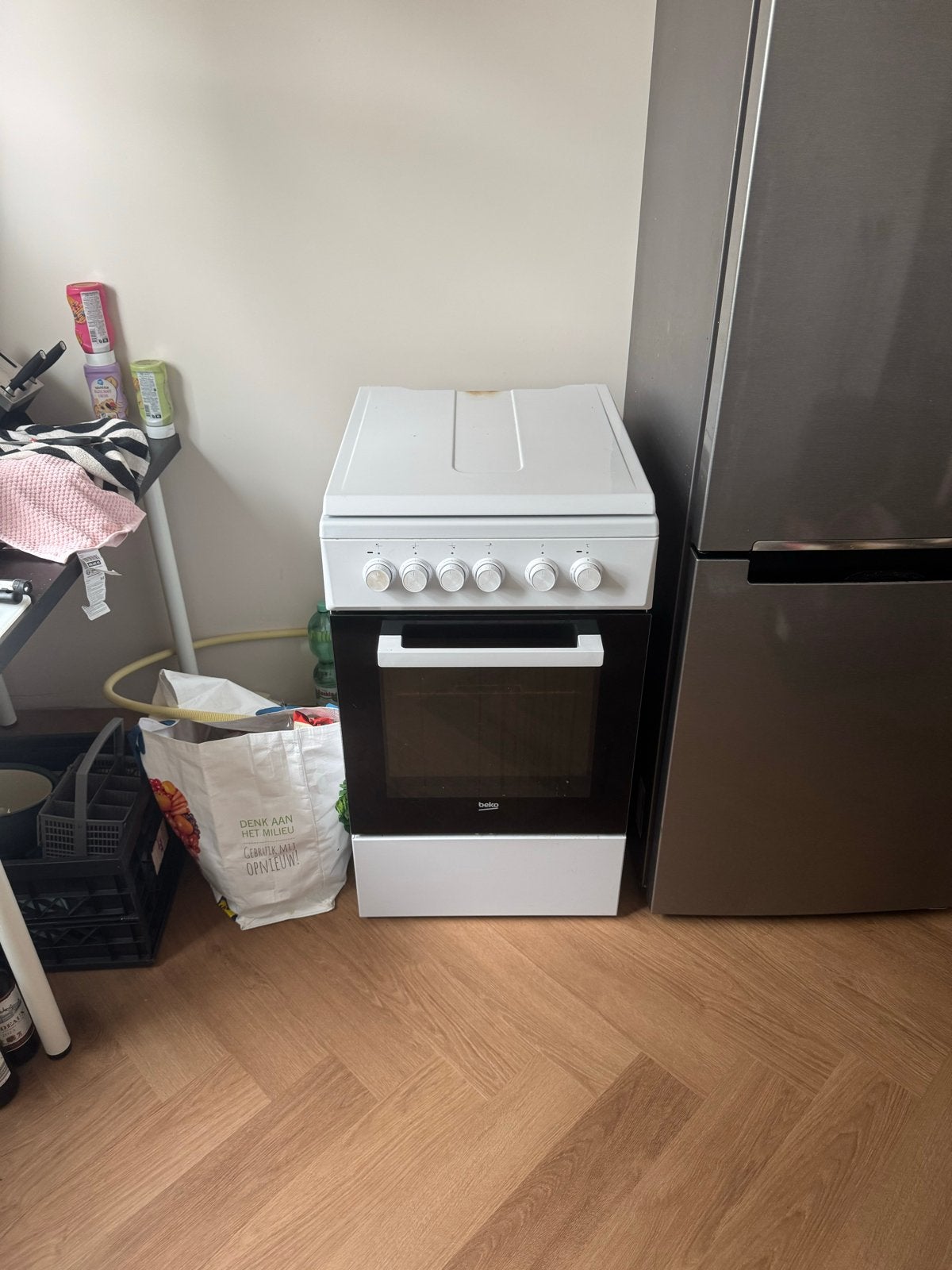 Gratis: Beko vrijstaand elektrisch fornuis met oven, Witgoed en Apparatuur, Fornuizen, Ophalen, Gebruikt, 4 kookzones, 85 tot 90 cm