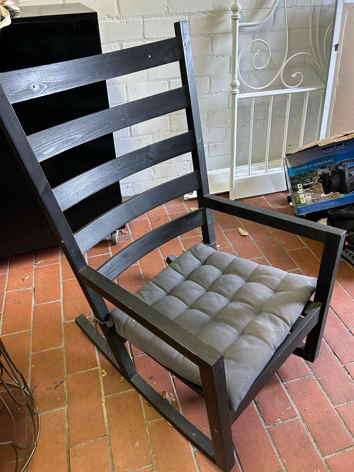 Zwarte houten schommelstoel met kussen, Huis en Inrichting, Stoelen, Ophalen, Gebruikt, Zwart, Eén