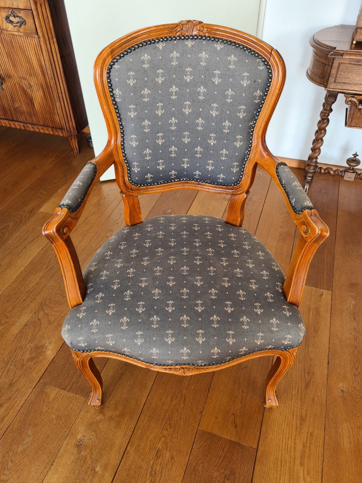 Antieke "Lodewijk" stoel met fleur-de-lis patroon, Antiek en Kunst, Antiek | Meubels | Stoelen en Banken, Ophalen
