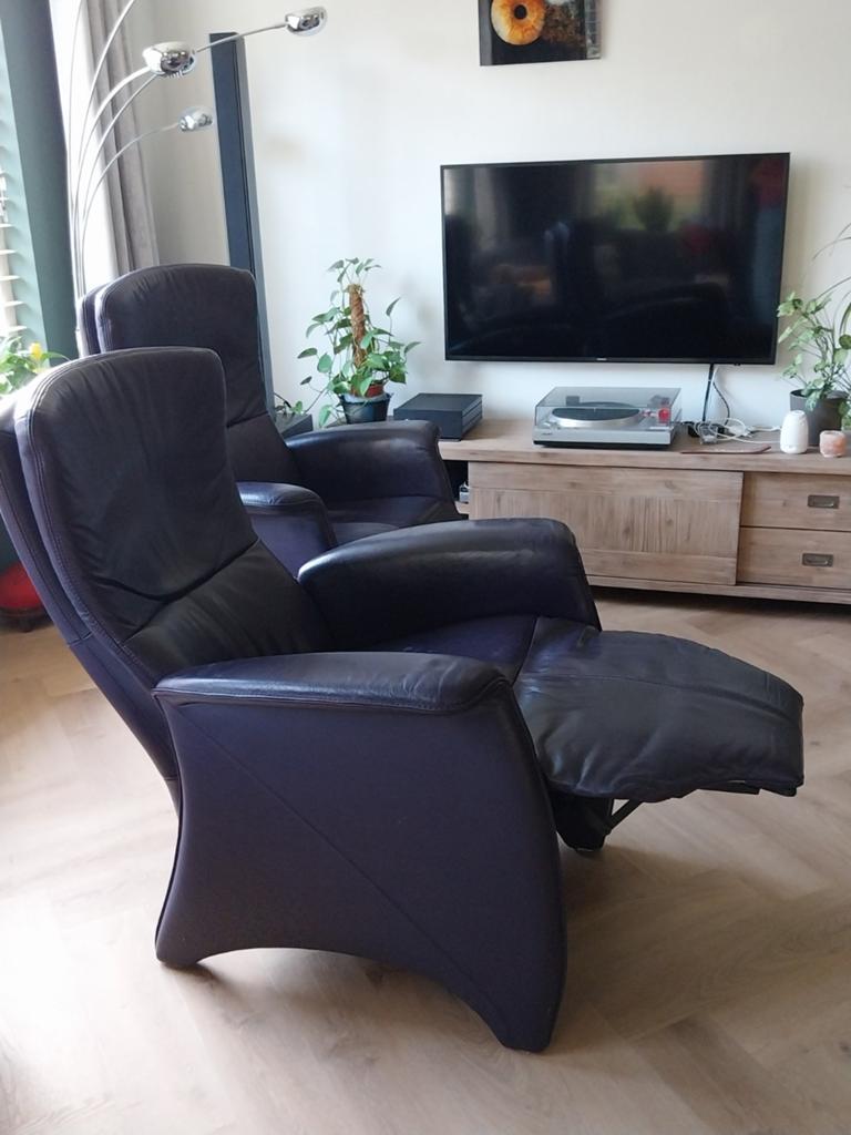 Comfortabele relaxfauteuil met gasveer - donkerpaars, Huis en Inrichting, Fauteuils, Ophalen, Gebruikt, Modern, Comfort, 75 tot 100 cm