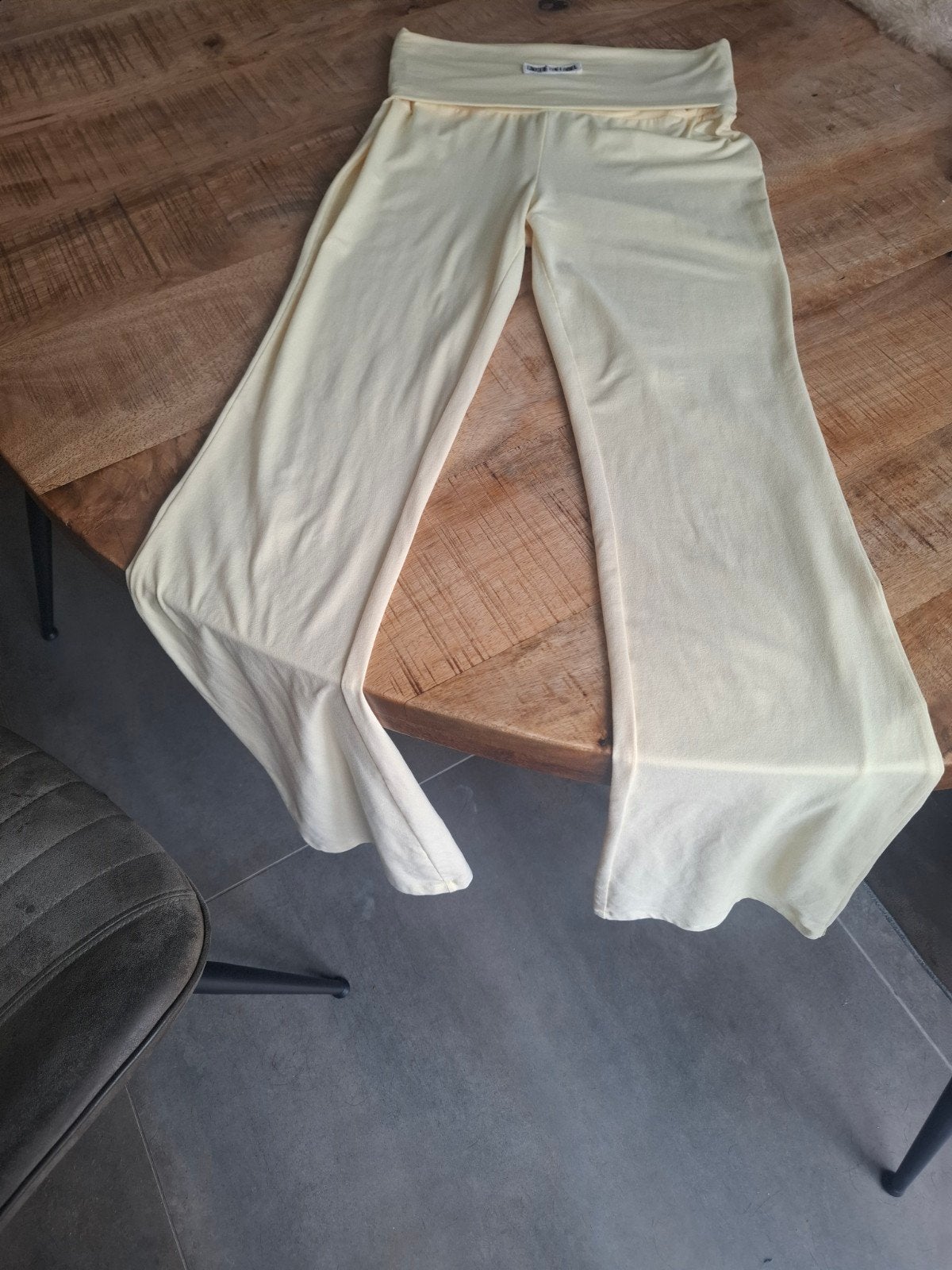 broek "unique the label", Kleding | Dames, Unique the label, Verzenden, Geel, Zo goed als nieuw