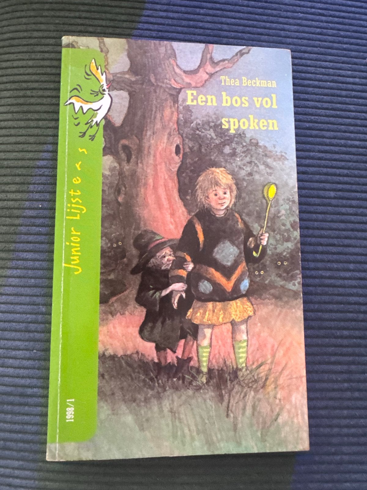 Een bos vol spoken - Thea Beckman (Junior Lijst), Ophalen of Verzenden, Gelezen, Fictie algemeen