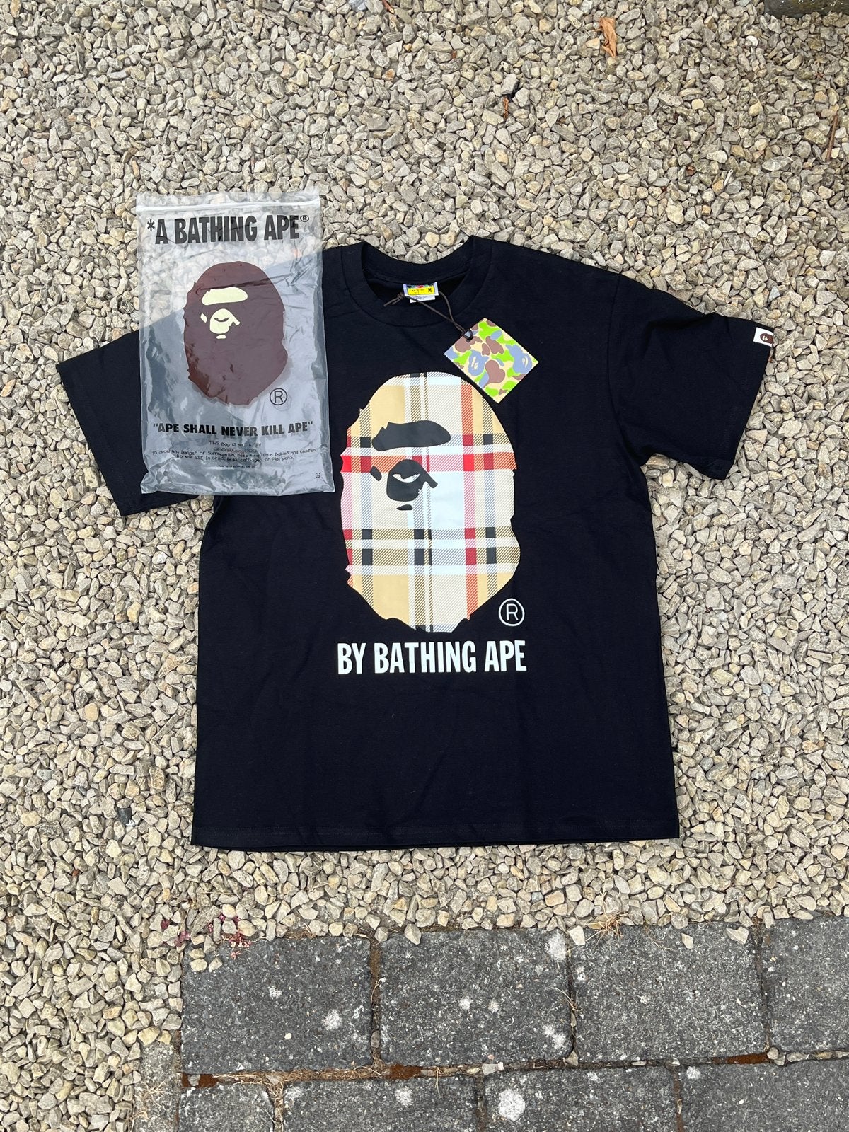 BAPE T-shirt Zwart met Burberry print logo - Nieuw - Maat M, Ophalen of Verzenden, Nieuw, Maat 48/50 (M), Zwart